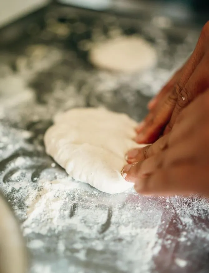 Image de mains en train de faire la cuisine